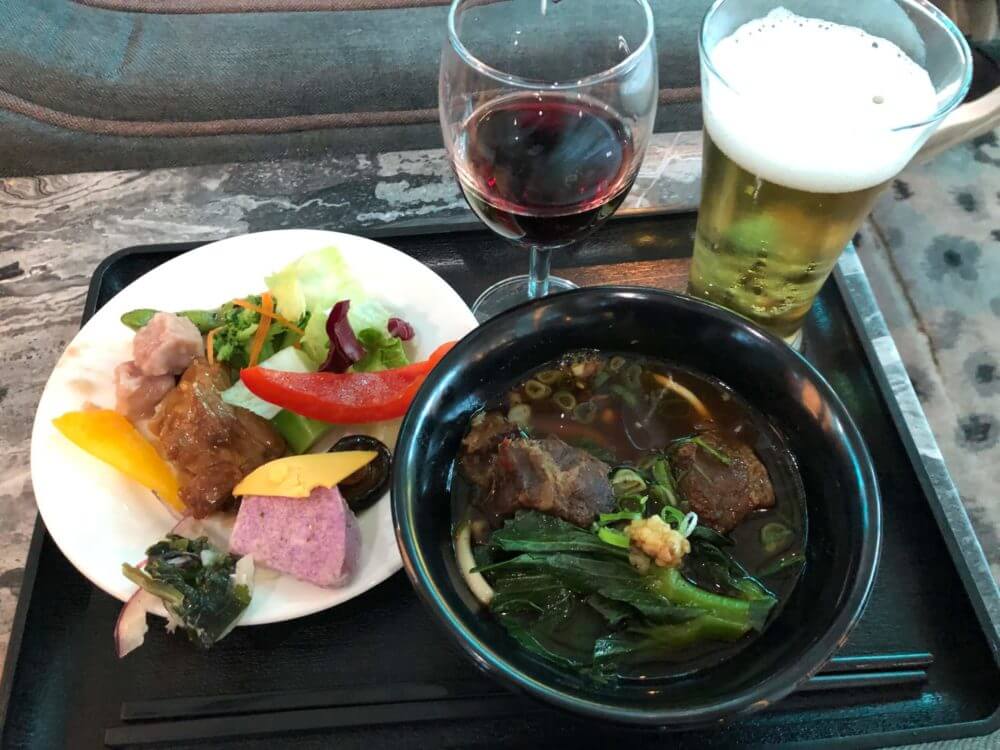 台湾桃園国際空港のプラザプレミアムラウンジの食事、ビール、ワイン