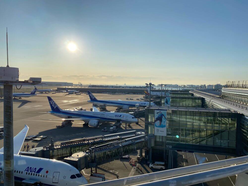 羽田空港国際線ターミナルに駐機するANA等の飛行機