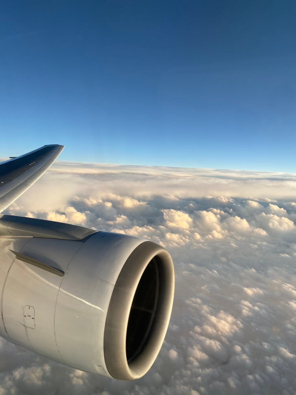 飛行機の機中からの青空