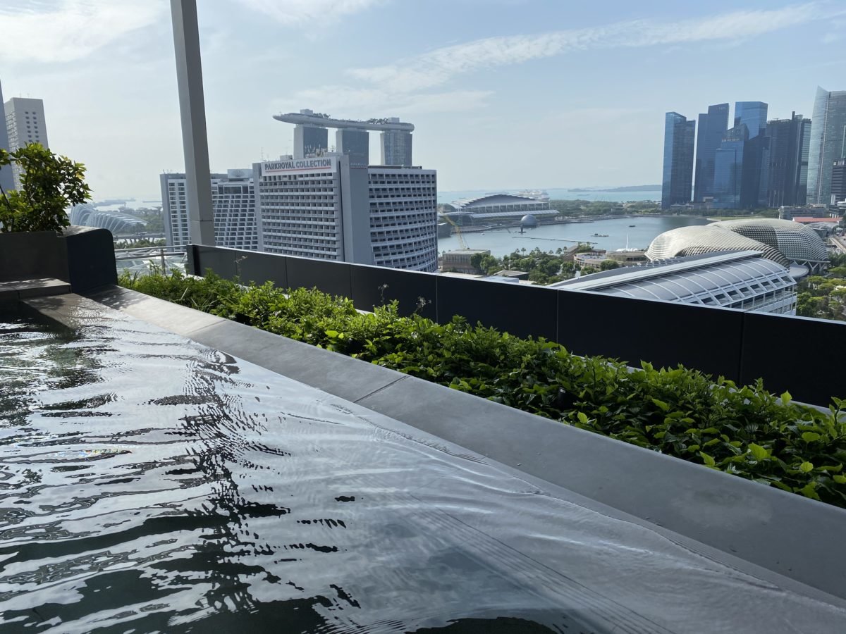 JWマリオット シンガポールのプールから見えるマリーナ・ベイ・サンズ
