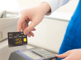 クレジットカードをカードリーダーに通すシーン