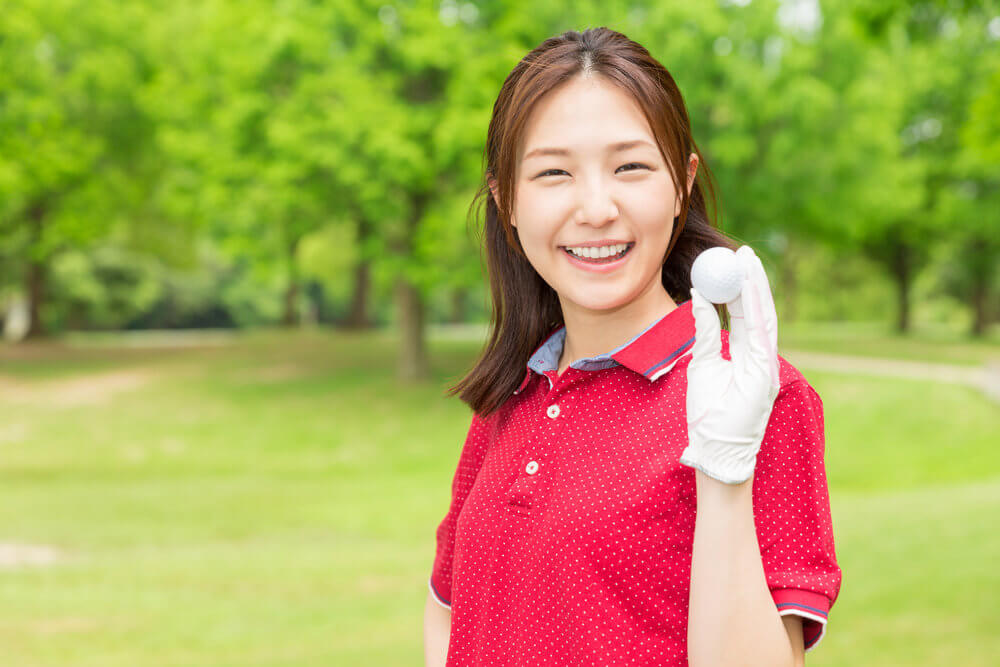 ゴルフをプレーする女性