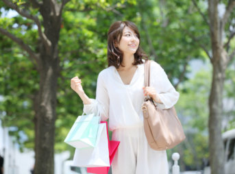 ショッピング中の女性