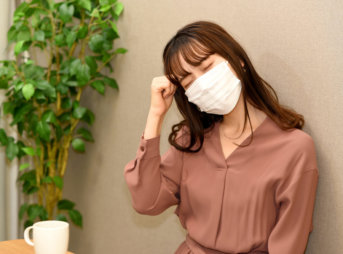 マスク姿の女性