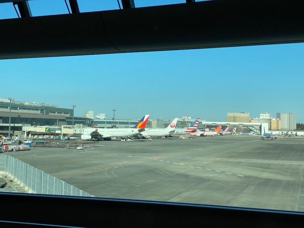 成田空港第2ターミナルに駐機するフィリピン航空・JAL・アメリカン航空などの飛行機