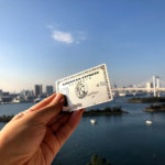 手に持つアメックスプラチナ