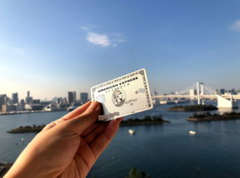 手に持つアメックスプラチナ