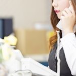 電話をかける女性スタッフ