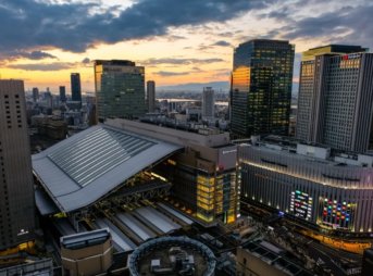 大阪のビル群とヨドバシカメラ