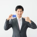 クレジットカードを指差す男性