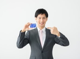 クレジットカードを指差す男性