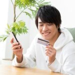 クレジットカードを見る男性