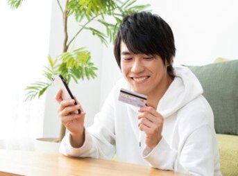 クレジットカードを見る男性
