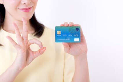 クレジットカードを見せる女性