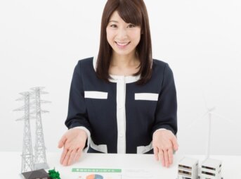 電力プランを説明する女性のイメージ