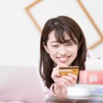 クレジットカードを見る女性