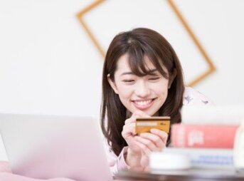 クレジットカードを見る女性