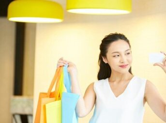 クレジットカードを手に取る女性